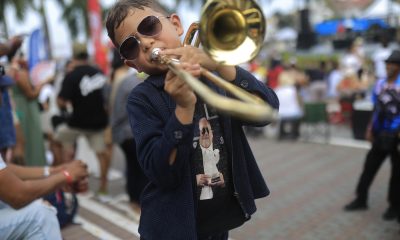 Martin Fernández Arboleda toca el trombón durante un tributo al fallecido músico estadounidense Willie Colón este domingo, en Ciudad de Panamá (Panamá). EFE/ Bienvenido Velasco