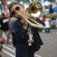 Martin Fernández Arboleda toca el trombón durante un tributo al fallecido músico estadounidense Willie Colón este domingo, en Ciudad de Panamá (Panamá). EFE/ Bienvenido Velasco