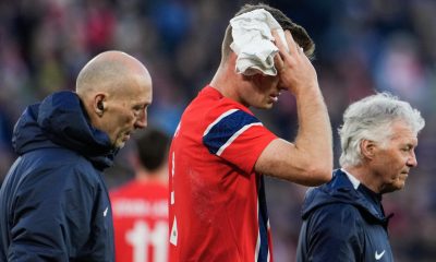 El internacional noruego Alexander Sorloth abandona el terreno de juego con un golpe en la cabeza durante el partido que enfrentó este martes a su selección con la de Suiza. EFE/ FREDRIK VARFJELL *Prohibido Noruega*