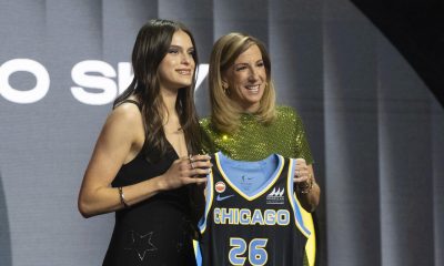 La mexicana Gabriela Jáquez (i) posa junto a la comisionada de la Asociación Nacional de Baloncesto Femenino (WNBA), Cathy Engelbert, tras ser seleccionada este lunes en Nueva York por Chicago Sky en el quinto lugar el draft de la WNBA. EFE/ Ángel Colmenares