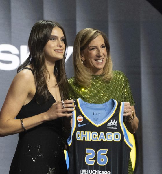 La mexicana Gabriela Jáquez (i) posa junto a la comisionada de la Asociación Nacional de Baloncesto Femenino (WNBA), Cathy Engelbert, tras ser seleccionada este lunes en Nueva York por Chicago Sky en el quinto lugar el draft de la WNBA. EFE/ Ángel Colmenares