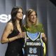 La mexicana Gabriela Jáquez (i) posa junto a la comisionada de la Asociación Nacional de Baloncesto Femenino (WNBA), Cathy Engelbert, tras ser seleccionada este lunes en Nueva York por Chicago Sky en el quinto lugar el draft de la WNBA. EFE/ Ángel Colmenares