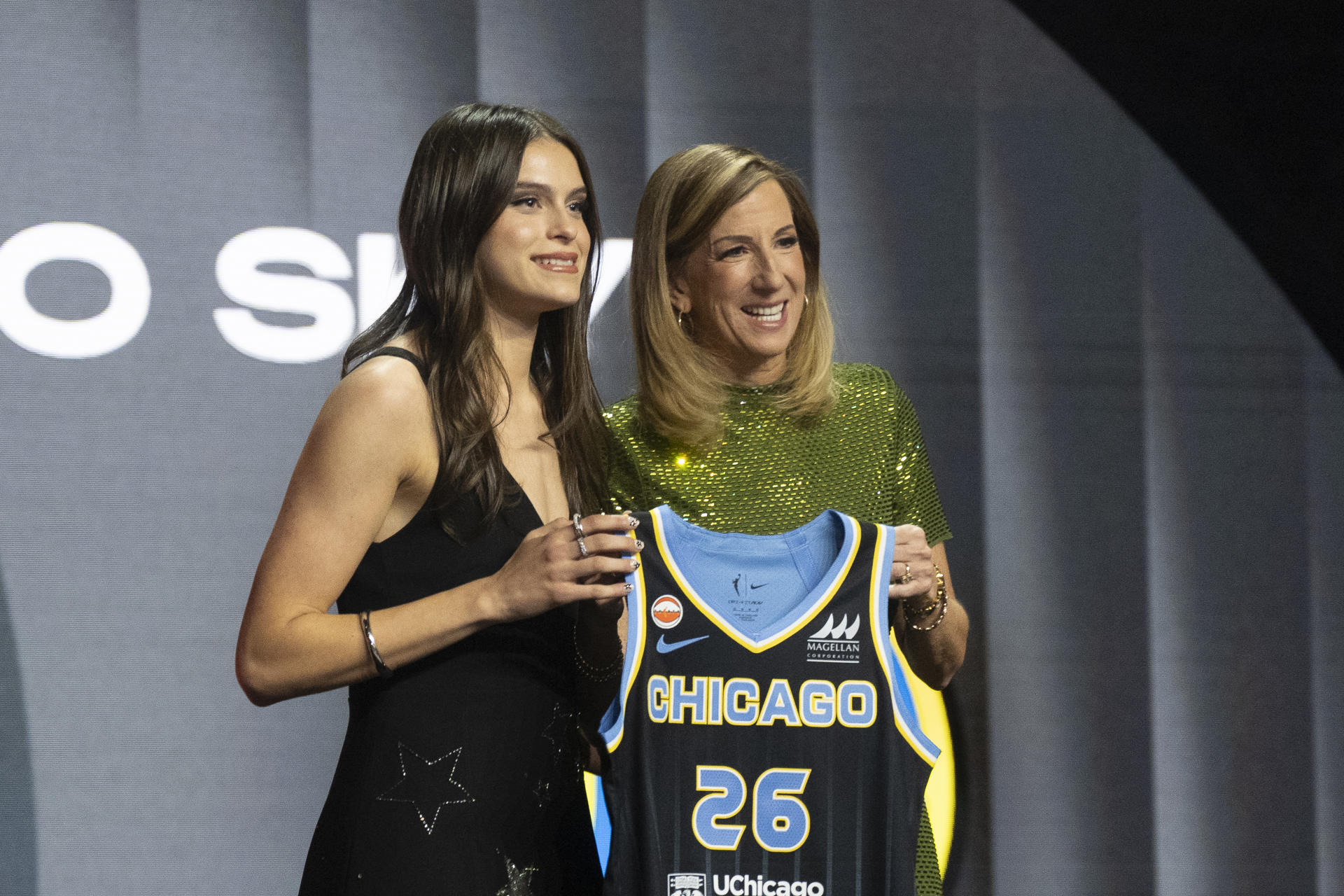 La mexicana Gabriela Jáquez (i) posa junto a la comisionada de la Asociación Nacional de Baloncesto Femenino (WNBA), Cathy Engelbert, tras ser seleccionada este lunes en Nueva York por Chicago Sky en el quinto lugar el draft de la WNBA. EFE/ Ángel Colmenares