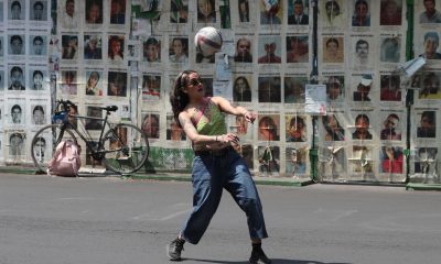 Una mujer juega fútbol durante una manifestación por las personas desaparecidas en la Ciudad de México (México). EFE/ Mario Guzmán