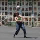 Una mujer juega fútbol durante una manifestación por las personas desaparecidas en la Ciudad de México (México). EFE/ Mario Guzmán