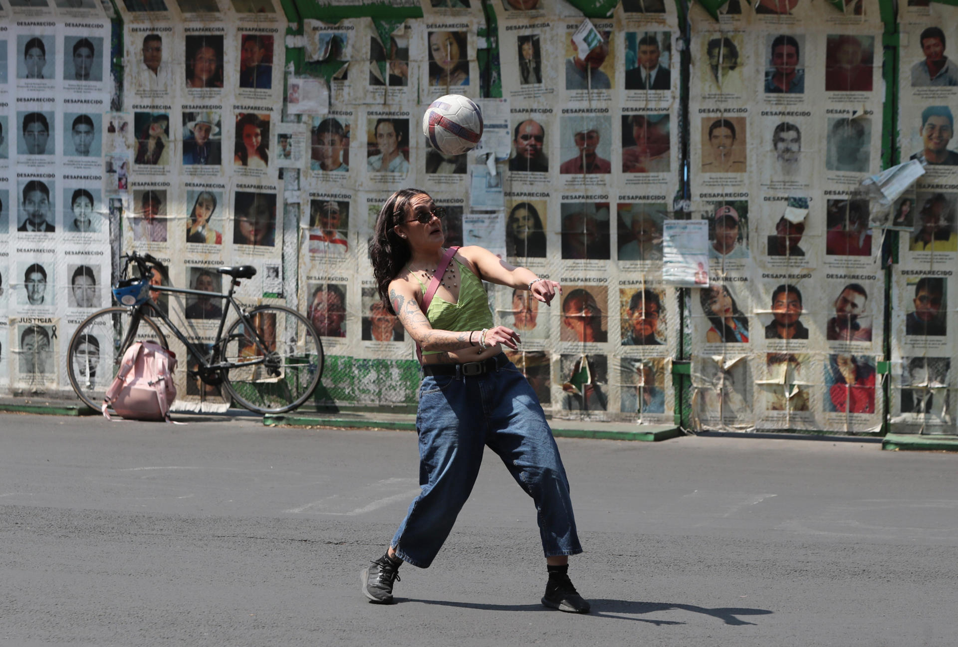 Una mujer juega fútbol durante una manifestación por las personas desaparecidas en la Ciudad de México (México). EFE/ Mario Guzmán