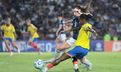 Sophia Braun, de Argentina (i), disputa un balón con Linda Caicedo, de Colombia, durante un partido de la Liga de Naciones Femenina entre Argentina y Colombia en el estadio Ciudad de Lanús en Lanús (Argentina). EFE/Adan González