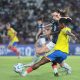 Sophia Braun, de Argentina (i), disputa un balón con Linda Caicedo, de Colombia, durante un partido de la Liga de Naciones Femenina entre Argentina y Colombia en el estadio Ciudad de Lanús en Lanús (Argentina). EFE/Adan González