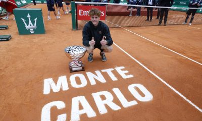 Jannik Sinner posa con el trofeo de campeón del torneo de Montecarlo, tras derrotar en la final a Carlos Alcaraz. EFE/EPA/SEBASTIEN NOGIER