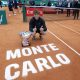Jannik Sinner posa con el trofeo de campeón del torneo de Montecarlo, tras derrotar en la final a Carlos Alcaraz. EFE/EPA/SEBASTIEN NOGIER