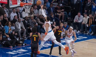 Karl-Anthony Towns (c) de Knicks apunta a canasta este sábado durante el primer juego de los 'playoffs' contra Atlanta Hawks en el Madison Square Garden de Nueva York. EFE/ Ángel Colmenares