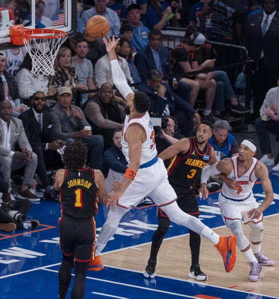 Karl-Anthony Towns (c) de Knicks apunta a canasta este sábado durante el primer juego de los 'playoffs' contra Atlanta Hawks en el Madison Square Garden de Nueva York. EFE/ Ángel Colmenares