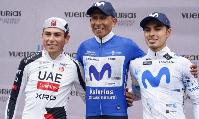 El colombiano Nairo Quintana (c), del equipo Movistar Team celebra su victoria en la clasificación general junto al segundo clasificado Adria Pericas (i) y el tercero Diego Pescador (d) tras la cuarta y última etapa de la Vuelta Asturias con final en la calle Uría, de Oviedo este domigo. EFE/Paco Paredes