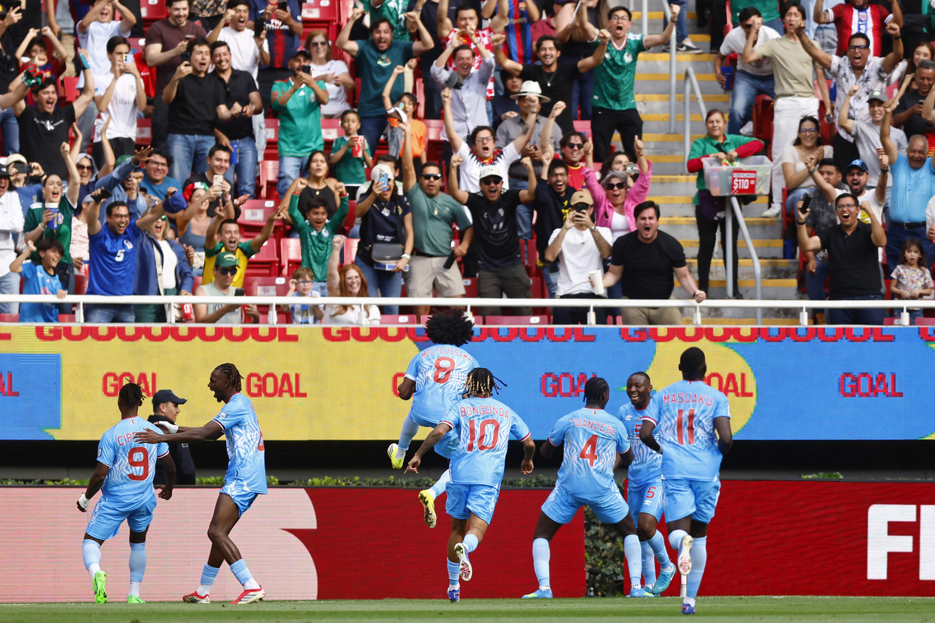 Jugadores de Congo celebran un gol este martes, en un partido de repechaje para la Copa Mundial 2026 entre República del Congo y Jamaica en el Estadio Akron en Guadalajara (México). EFE/ Francisco Guasco
