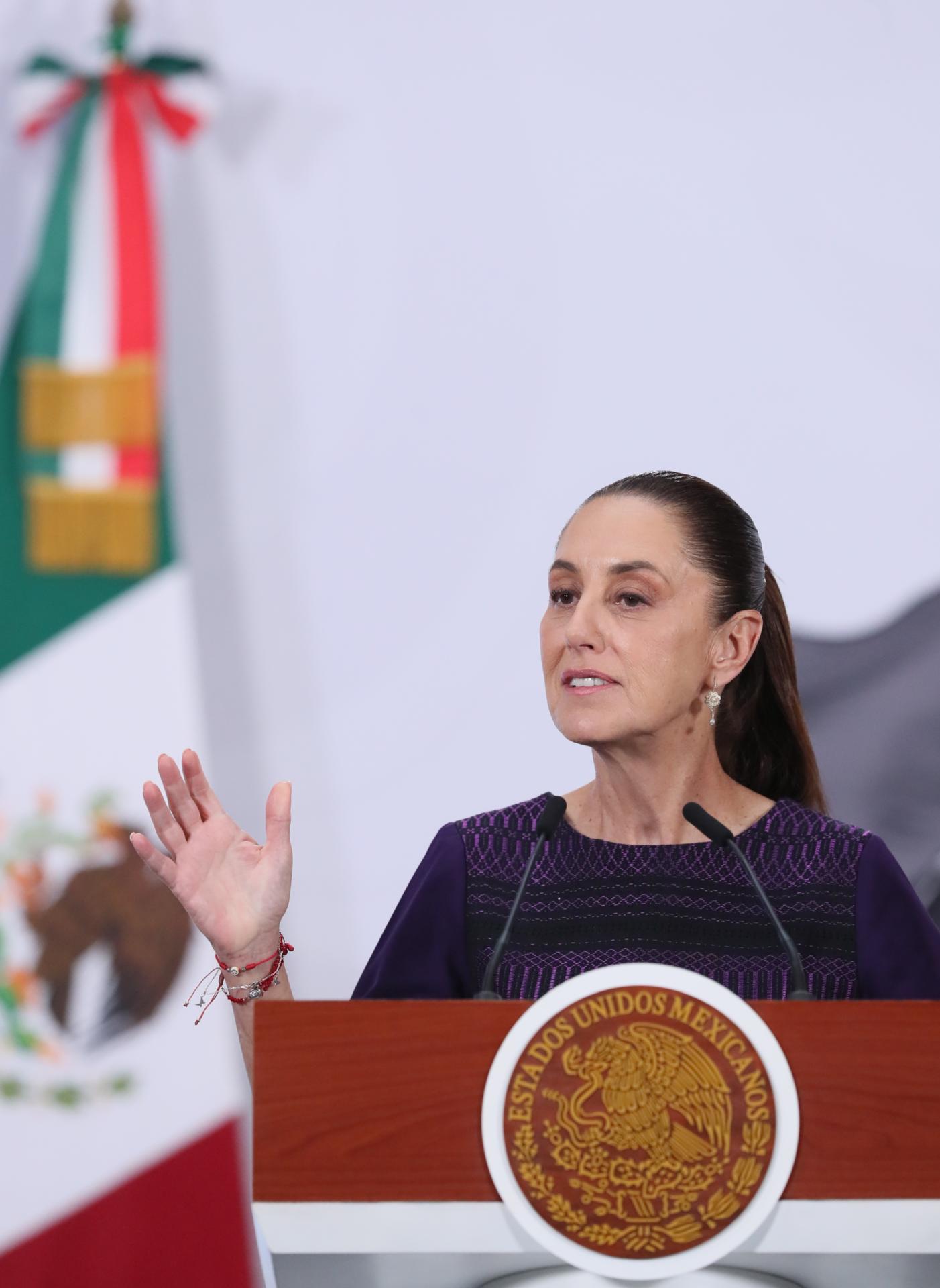 La presidenta de México, Claudia Sheinbaum, habla durante una rueda de prensa este viernes en el Palacio Nacional de la Ciudad de México (México). EFE/Mario Guzmán