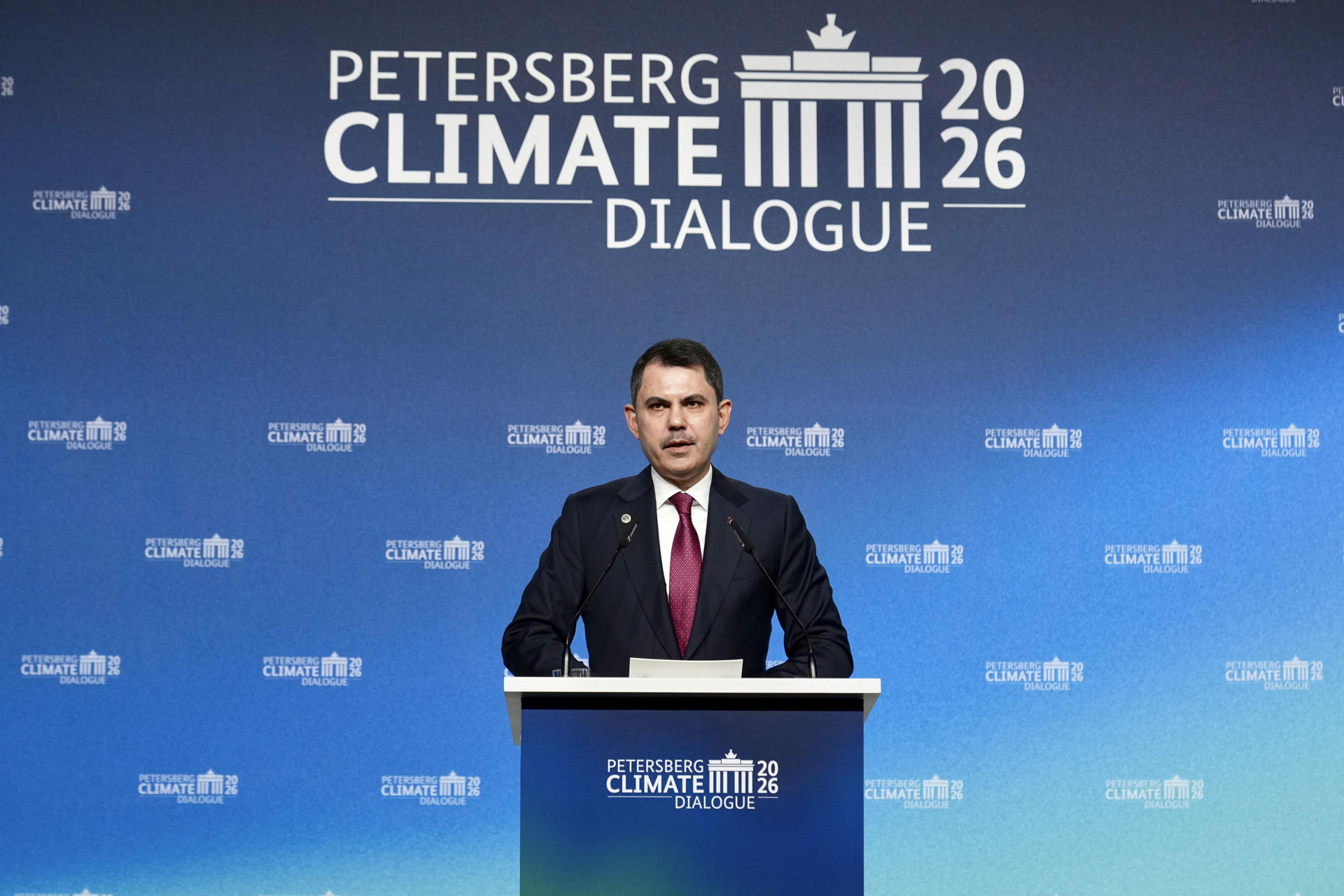 El titular de Medioambiente de la futura presidencia de la COP31 de Turquía, Murat Kurum, interviene en el 17º Diálogo sobre el Clima de Petersberg, este martes en Berlín. EFE/ COP31/SOLO USO EDITORIAL/SOLO DISPONIBLE PARA ILUSTRAR LA NOTICIA QUE ACOMPAÑA (CRÉDITO OBLIGATORIO)