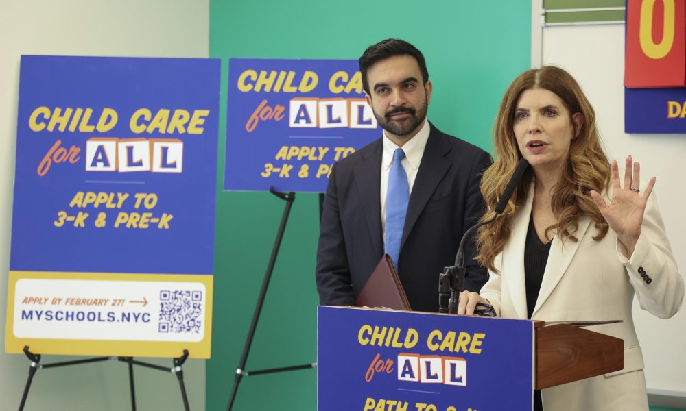 Fotografía de archivo, tomada el pasado 19 de febrero, en la que aparecen el alcalde de la ciudad de Nueva York, Zohran Mamdani (c-d), y la presidenta del Concejo Municipal, Julie Menin (d), en Manhattan (NY, EE.UU.). EFE/Sarah Yenesel