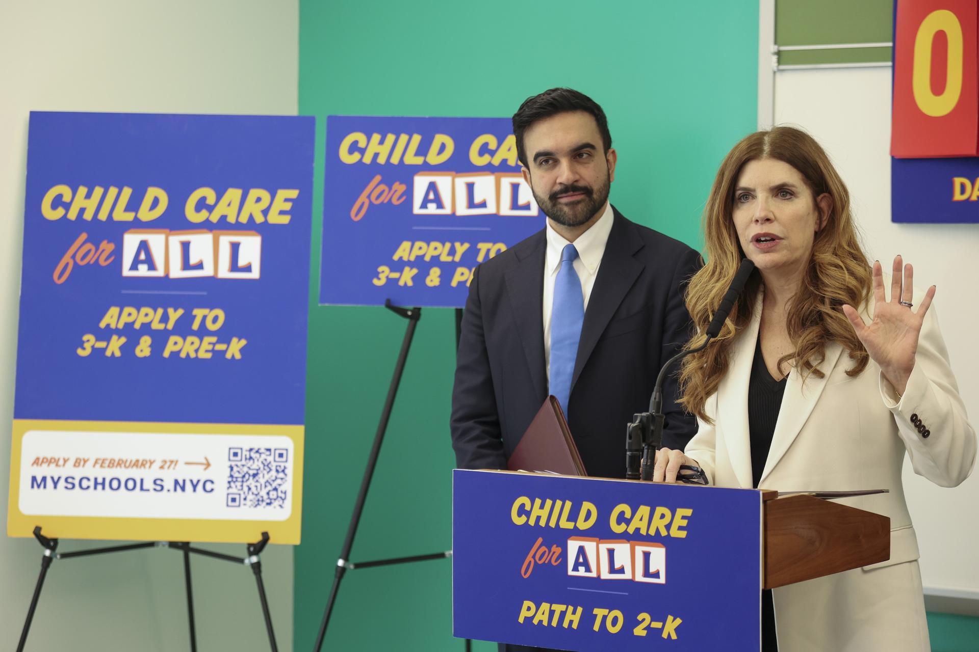 Fotografía de archivo, tomada el pasado 19 de febrero, en la que aparecen el alcalde de la ciudad de Nueva York, Zohran Mamdani (c-d), y la presidenta del Concejo Municipal, Julie Menin (d), en Manhattan (NY, EE.UU.). EFE/Sarah Yenesel