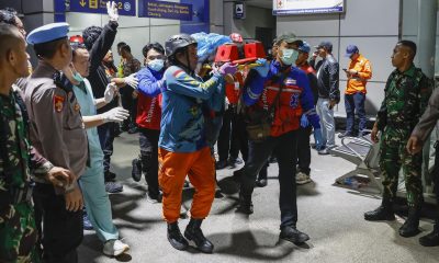 BEKASI (Indonesia), 27/04/2026.- Rescatistas trasladan a una ambulancia el cuerpo de una víctima del letal choque de trenes en la estación de tren de East Bekasi. EFE/EPA/MAST IRHAM