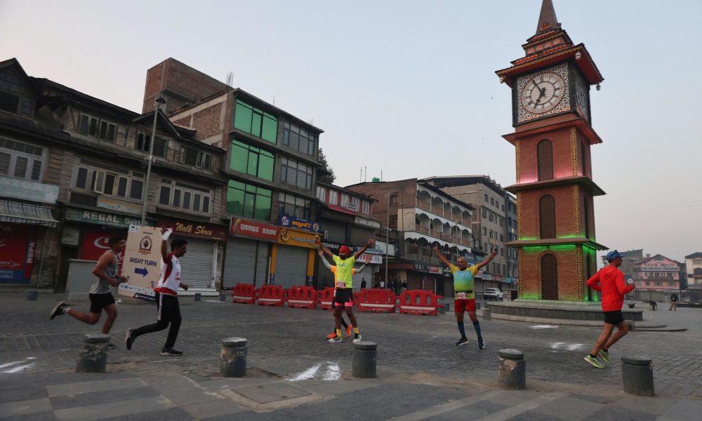 Fotografía de archivo, tomada el 20/10/2024, que muestra a atletas indios en Srinagar, India. EFE/EPA/FAROOQ KHAN