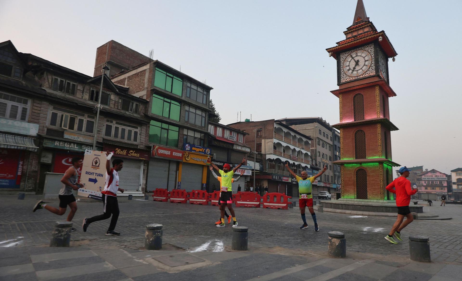 Fotografía de archivo, tomada el 20/10/2024, que muestra a atletas indios en Srinagar, India. EFE/EPA/FAROOQ KHAN