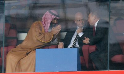 Fotografía de Peter Powell, en la que puede verse en una imagen de archivo del 14 de junio de 2018 al príncipe saudí Mohamad bin Salman (i); el presidente de la FIFA, Gianni Infantino (c); y el presidente de Rusia, Vladimir Putin (d), durante el Mundial de fútbol disputado en este último encuentro. EFE
