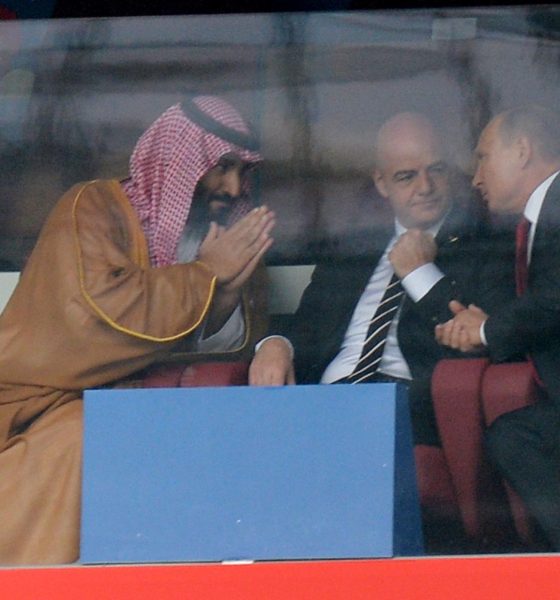 Fotografía de Peter Powell, en la que puede verse en una imagen de archivo del 14 de junio de 2018 al príncipe saudí Mohamad bin Salman (i); el presidente de la FIFA, Gianni Infantino (c); y el presidente de Rusia, Vladimir Putin (d), durante el Mundial de fútbol disputado en este último encuentro. EFE