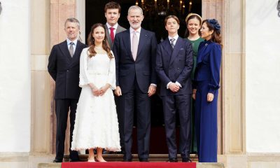 (I-D) El rey Federico de Dinamarca, la princesa Josephine, el príncipe heredero Christian, el príncipe Vincent, la princesa Isabella y la reina Mary con el rey Felipe de España (C) antes de la confirmación de los mellizos reales en la iglesia del palacio de Fredensborg en Fredensborg, Dinamarca, 18 de abril de 2026. La confirmación del príncipe Vincent y la princesa Josephine de Dinamarca tiene lugar en la iglesia del castillo de Fredensborg. EFE/EPA/IDA MARIE ODGAARD - DINAMARCA FUERA