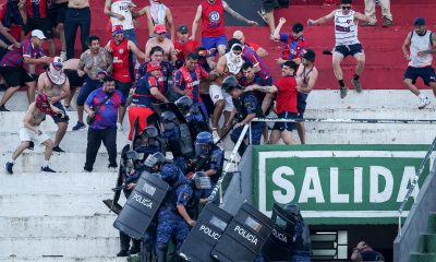 Fotografía cedida por Derlis Martínez que muestra a aficionados enfrentándose con la Policía de Paraguay durante el superclásico del fútbol paraguayo entre Olimpia y Cerro Porteño, el domingo en el estadio Defensores del Chaco, en Asunción. EFE/ Derlis Martínez