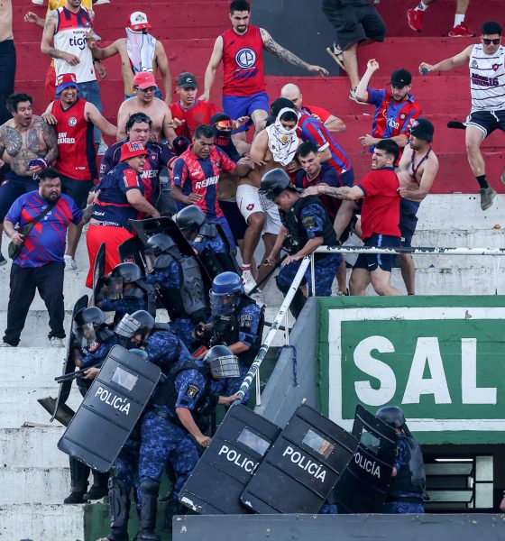 Fotografía cedida por Derlis Martínez que muestra a aficionados enfrentándose con la Policía de Paraguay durante el superclásico del fútbol paraguayo entre Olimpia y Cerro Porteño, el domingo en el estadio Defensores del Chaco, en Asunción. EFE/ Derlis Martínez