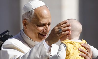El Papa León XIV bendice a un niño al llegar a su audiencia general semanal en la Plaza de San Pedro, Ciudad del Vaticano, 29 de abril de 2026. EFE/EPA/FABIO FRUSTACI