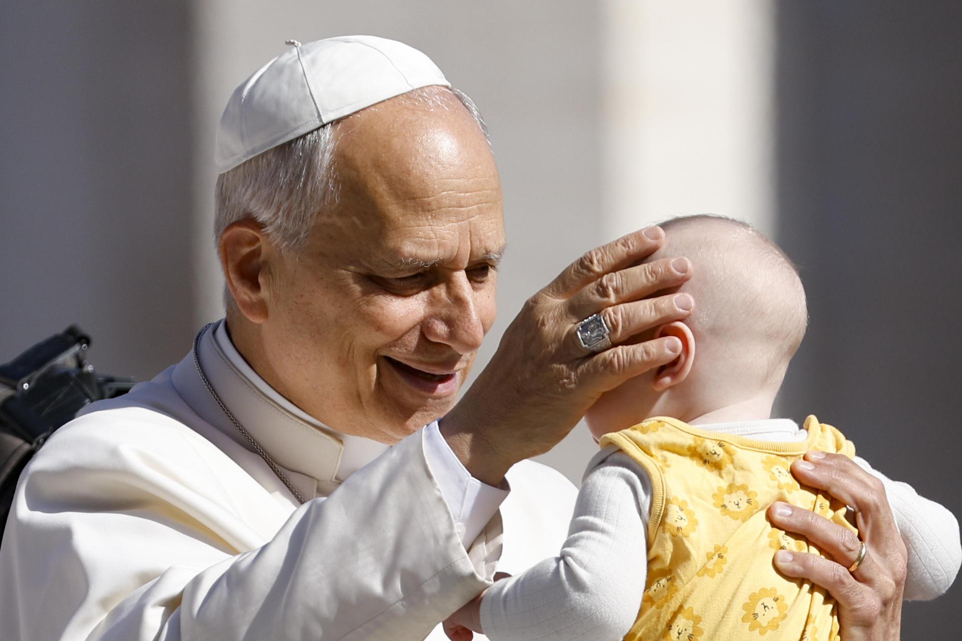 El Papa León XIV bendice a un niño al llegar a su audiencia general semanal en la Plaza de San Pedro, Ciudad del Vaticano, 29 de abril de 2026. EFE/EPA/FABIO FRUSTACI