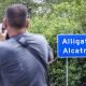 Fotografía de archivo del 14 de julio de 2025 de un hombre tomando una foto en la entrada del centro de detención Alligator Alcatraz en Ochopee, Florida (Estados Unidos). EFE/EPA/ Cristobal Herrera-ulashkevich