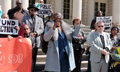El reverendo Kevin McCall (c), de la ONG Crisis Action Center, habla junto al presidente de la Asociación Nacional de Cámaras de Comercio Hispanas, Frank García (d), durante una protesta este viernes, a las afueras de la Alcaldía de Nueva York (EE.UU.). EFE/ Ruth E. Hernández