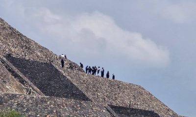 Integrantes de la Policía y peritos forenses resguardan la zona donde se registró un ataque con arma de fuego este lunes, en la zona arqueológica de Teotihuacán (México). EFE/ Madla Hartz/ MÁXIMA CALIDAD DISPONIBLE