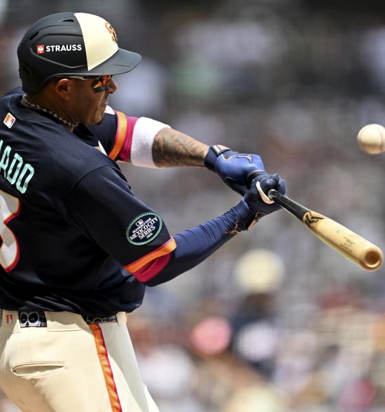 Manny Machado, de los San Diego Padres, batea en un juego del MLB World Tour México City Series 2026 entre Arizona Diamondbacks y San Diego Padres, en el estadio Alfredo Harp Helú, en Ciudad de México (México). EFE/Enrique Gutiérrez