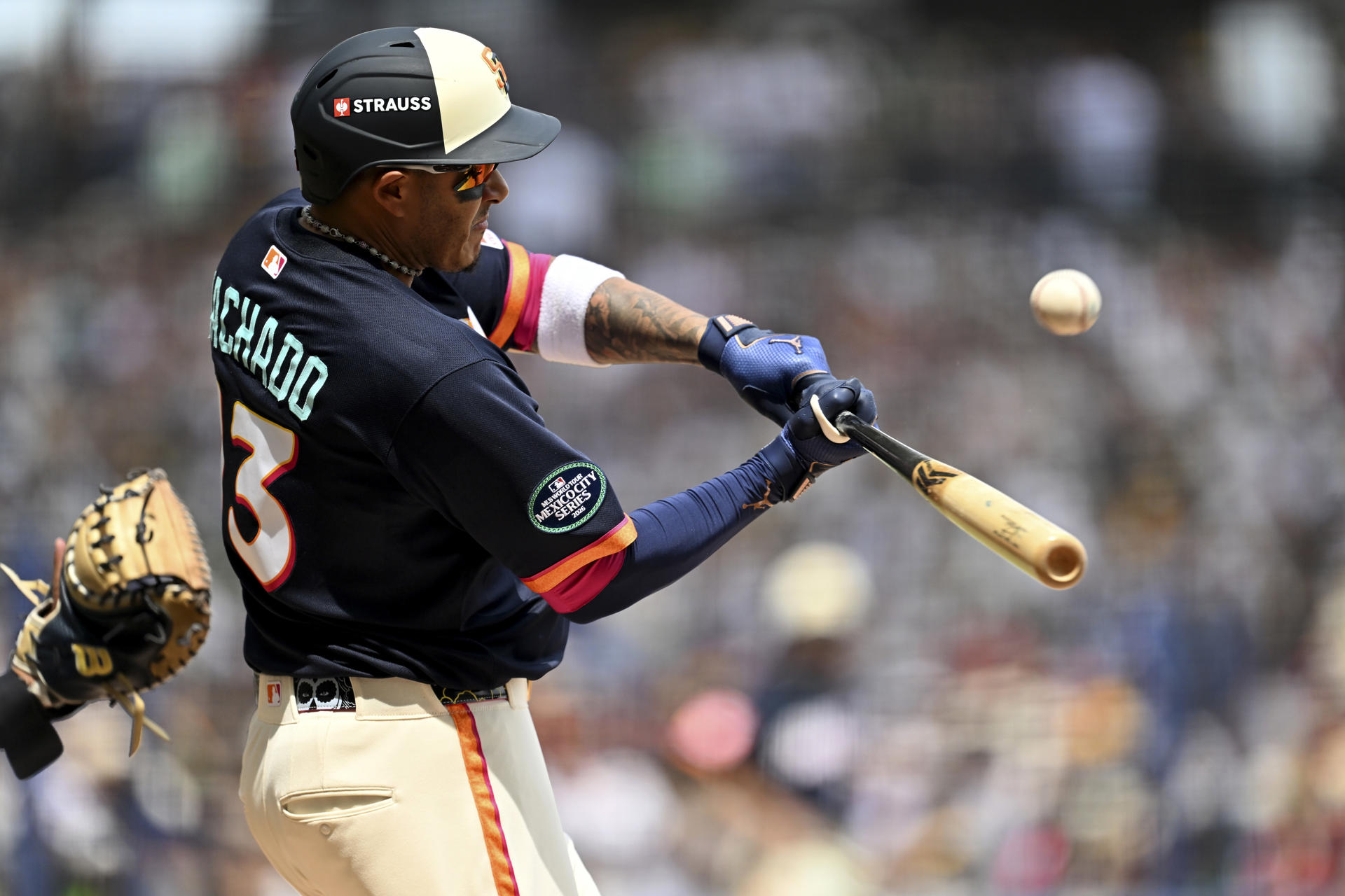 Manny Machado, de los San Diego Padres, batea en un juego del MLB World Tour México City Series 2026 entre Arizona Diamondbacks y San Diego Padres, en el estadio Alfredo Harp Helú, en Ciudad de México (México). EFE/Enrique Gutiérrez