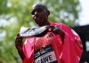 El atleta keniano Sabastian Sawe posa con su zapatilla, tras ganar el maratón de Londres, con récord del mundo incluido. EFE/EPA/NEIL HALL
