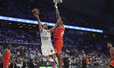 El base argentino del Real Madrid Facundo Campazzo (i) y el escolta estadounidense del Hapoel Tel Aviv Elijah Brigham Bryant (d) durante el encuentro correspondiente a los cuartos de final de la Euroliga disputado entre el Real Madrid y el Hapoel Tel Aviv, en el Movistar Arena de Madrid, este viernes. EFE/ Kiko Huesca