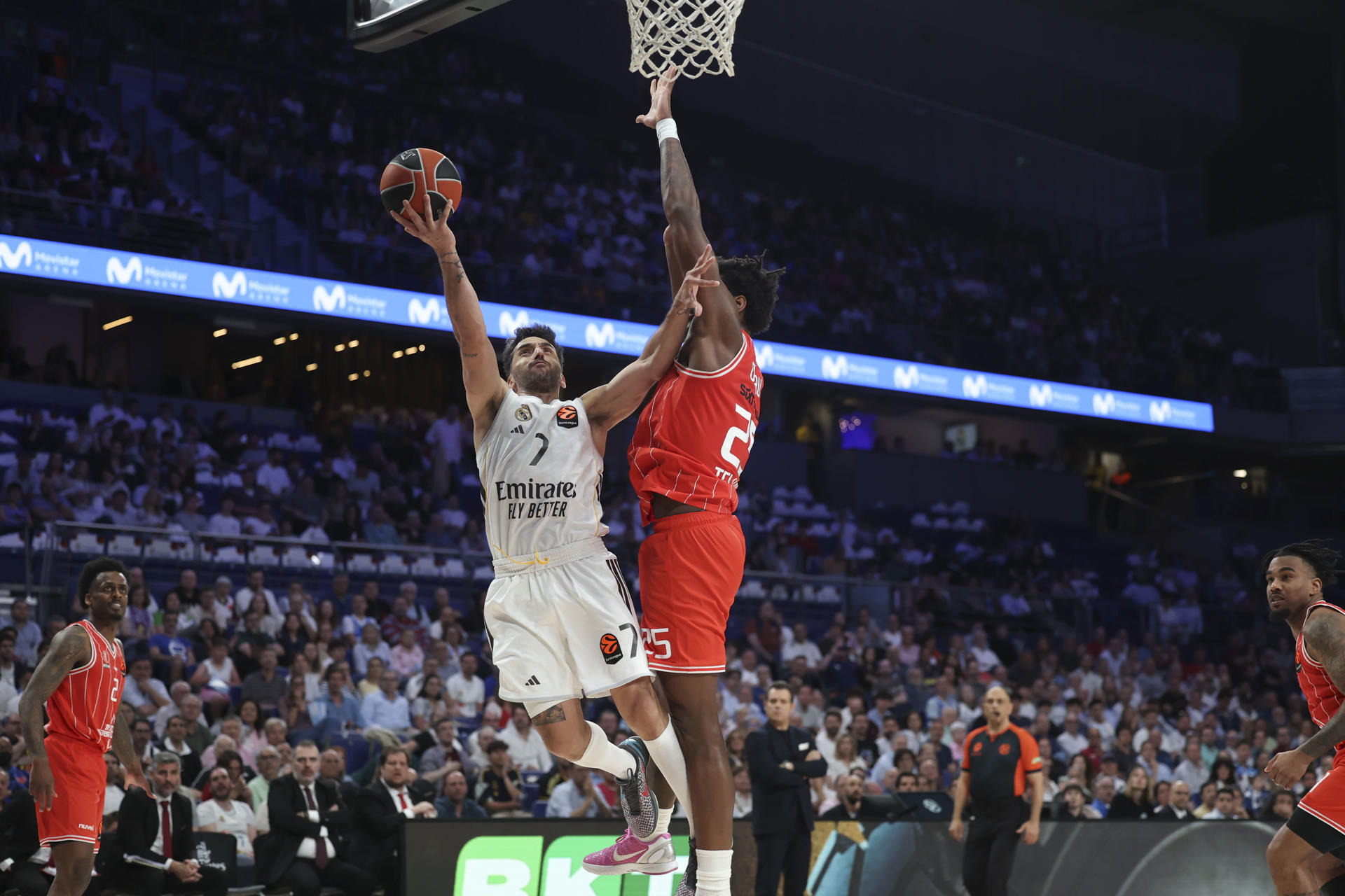 El base argentino del Real Madrid Facundo Campazzo (i) y el escolta estadounidense del Hapoel Tel Aviv Elijah Brigham Bryant (d) durante el encuentro correspondiente a los cuartos de final de la Euroliga disputado entre el Real Madrid y el Hapoel Tel Aviv, en el Movistar Arena de Madrid, este viernes. EFE/ Kiko Huesca