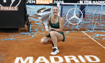 La tenista ucraniana Marta Kostyuk celebra con su trofeo la victoria ante la rusa Mirra Andréyeva, durante la final individual femenino del Abierto de Madrid de Tenis disputada este sábado en la Caja Mágica en Madrid.EFE/ Chema Moya