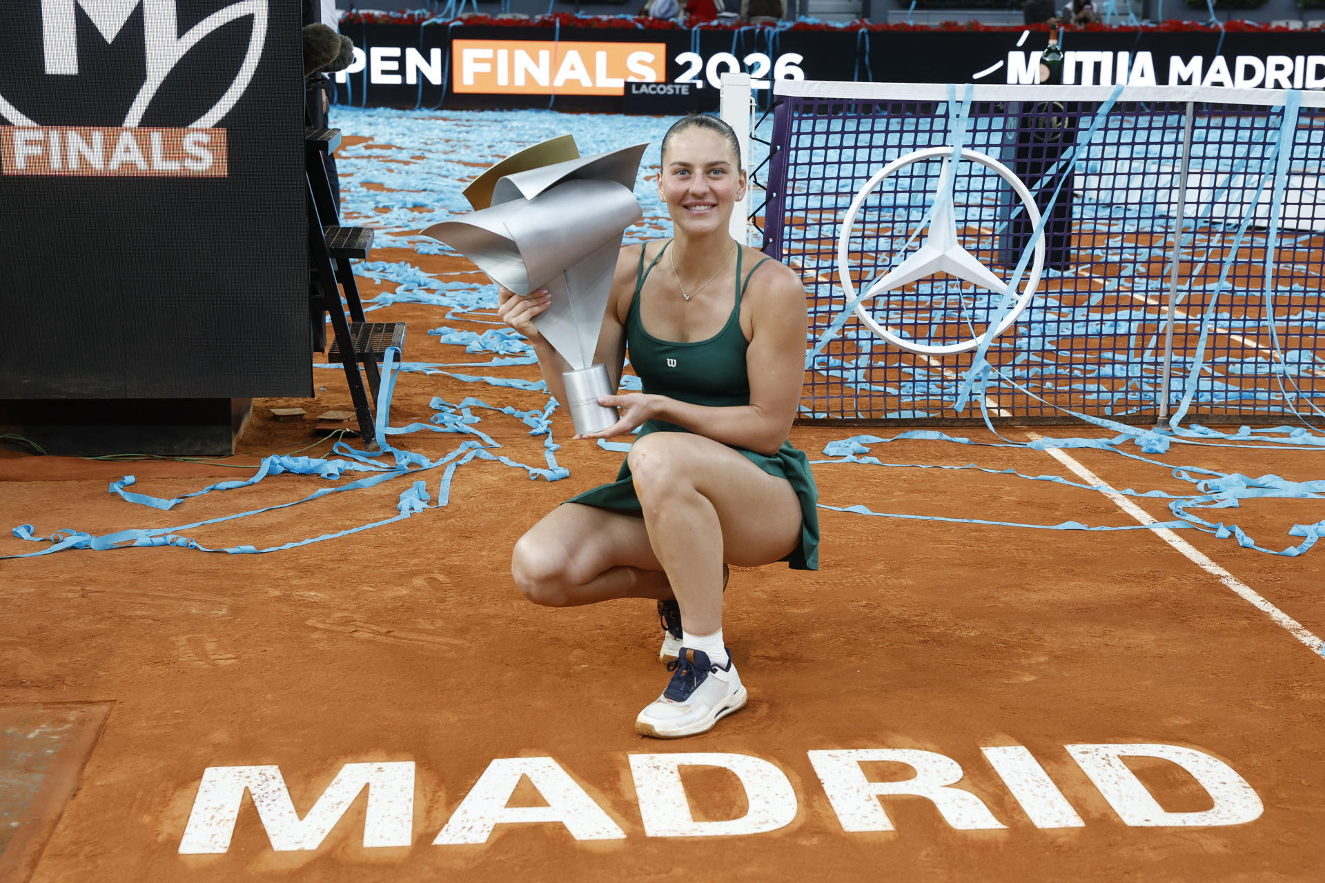 La tenista ucraniana Marta Kostyuk celebra con su trofeo la victoria ante la rusa Mirra Andréyeva, durante la final individual femenino del Abierto de Madrid de Tenis disputada este sábado en la Caja Mágica en Madrid.EFE/ Chema Moya