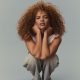 Fotografía promocional cedida por Eighteen10 donde aparece la actriz y cantante estadounidense, Leslie Grace, de 31 años, hija de padres dominicanos, nacida en el Bronx y criada en Florida. EFE/Eighteen10 /SOLO USO EDITORIAL /NO VENTAS /SOLO DISPONIBLE PARA ILUSTRAR LA NOTICIA QUE ACOMPAÑA /CRÉDITO OBLIGATORIO