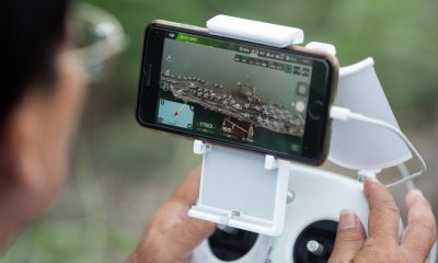 HON01. HONG KONG (CHINA), 06/10/2017.- Un hombre toma fotografías con un dron del portaaviones estadounidense Ronald Reagan atracado hoy, viernes 06 de octubre de 2017, en Hong Kong (China). El USS Reagan llegó a Hong Kong el 02 de octubre y según los medios de comunicación surcoreanos, el buque participará en un ejercicio conjunto con la marina de guerra de Corea del Sur alrededor del próximo 15 de octubre. EFE/JEROME FAVRE