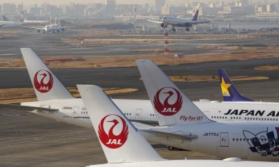 Archivo - Tokio (Japón), 01/02/2021.- Un avión de Delta Airlines aterriza mientras aviones de Japan Airlines (JAL) se encuentran estacionados en el aeropuerto de Haneda. EFE/EPA/KIMIMASA MAYAMA
