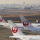 Archivo - Tokio (Japón), 01/02/2021.- Un avión de Delta Airlines aterriza mientras aviones de Japan Airlines (JAL) se encuentran estacionados en el aeropuerto de Haneda. EFE/EPA/KIMIMASA MAYAMA