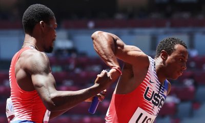 Fotografía de Diego Azubel, en la que puede verse en una imagen de archivo del 5 de agosto de 2021 al atleta estadounidense Ronnie Baker (d), durante una carrera de relevos. EFE