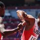 Fotografía de Diego Azubel, en la que puede verse en una imagen de archivo del 5 de agosto de 2021 al atleta estadounidense Ronnie Baker (d), durante una carrera de relevos. EFE