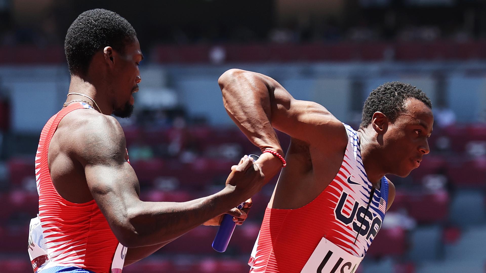 Fotografía de Diego Azubel, en la que puede verse en una imagen de archivo del 5 de agosto de 2021 al atleta estadounidense Ronnie Baker (d), durante una carrera de relevos. EFE