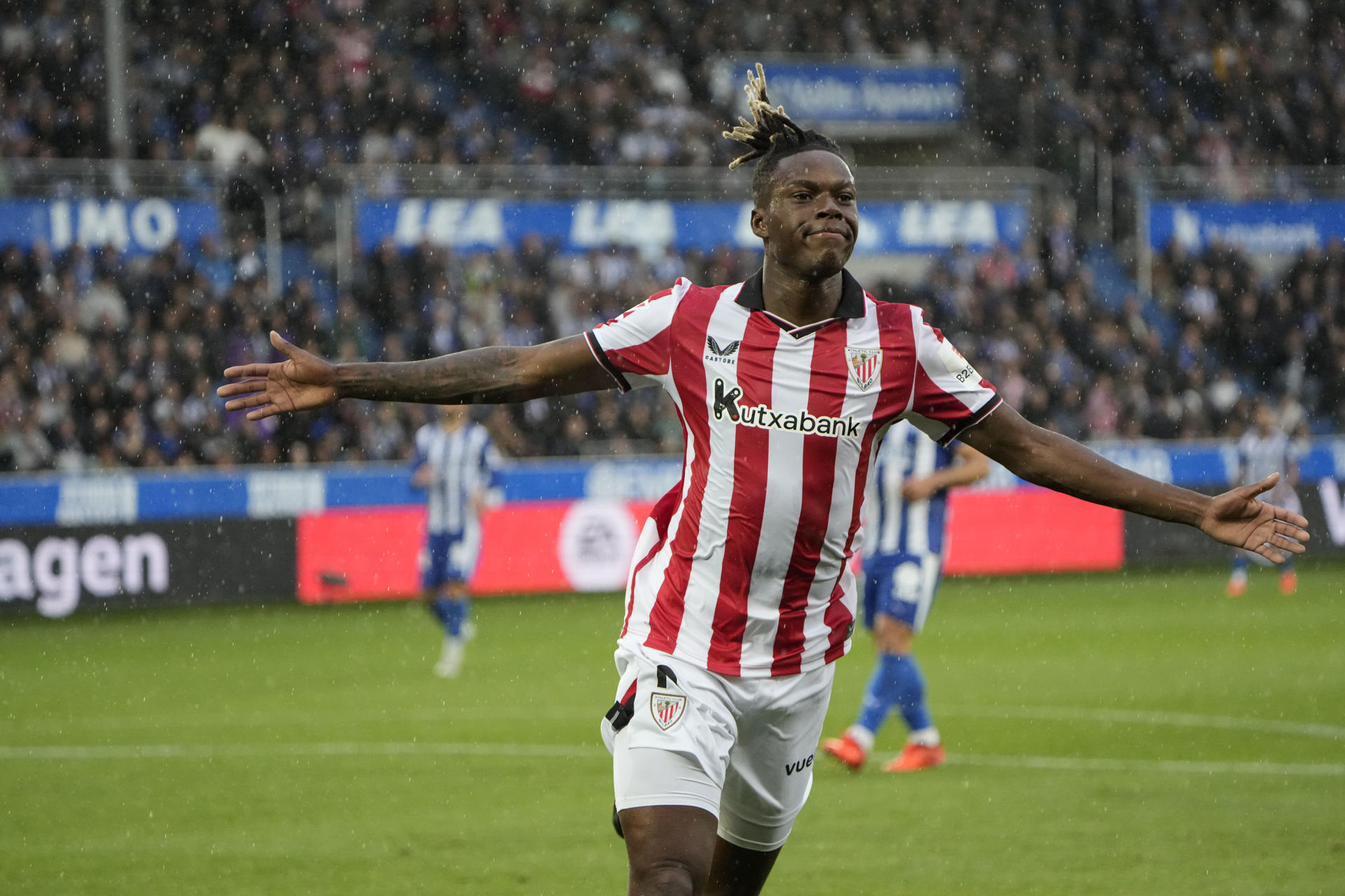 - El delantero del Athletic Nico Williams celebra tras marcar el 2-4, durante el partido de LaLiga de fútbol que Deportivo Alavés y Athletic Club disputaron en el estadio de Mendizorrotza, en Vitoria. EFE/Adrián Ruiz Hierro